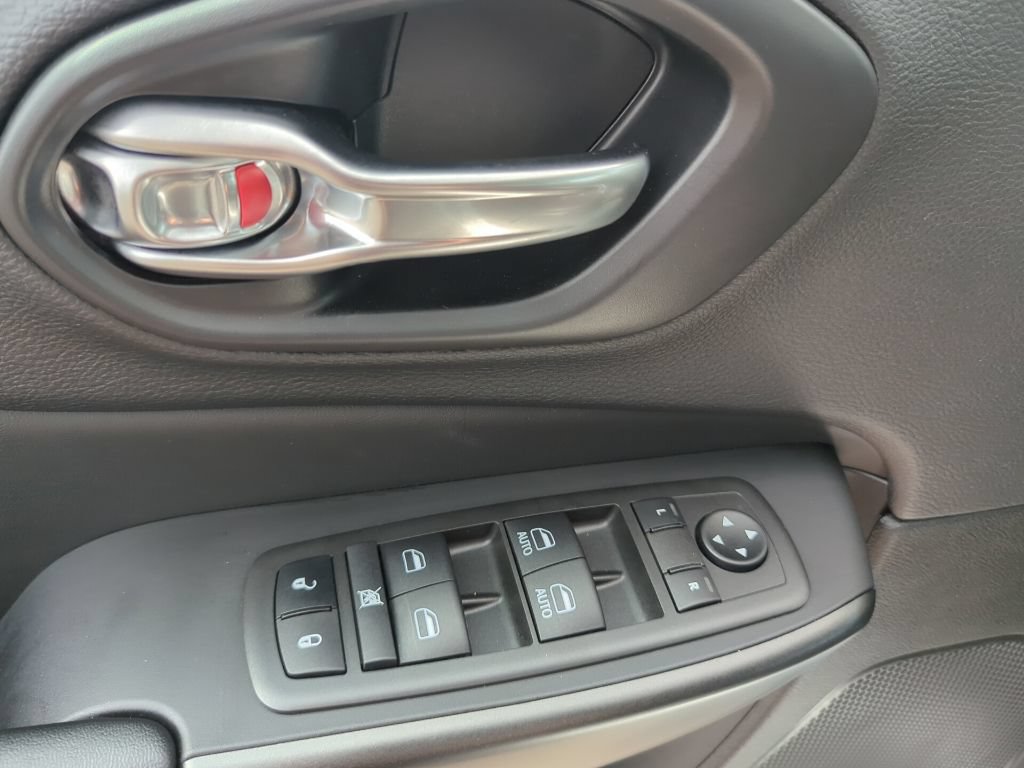 Used 2022 Jeep Cherokee Trailhawk AWD/4WD image 36