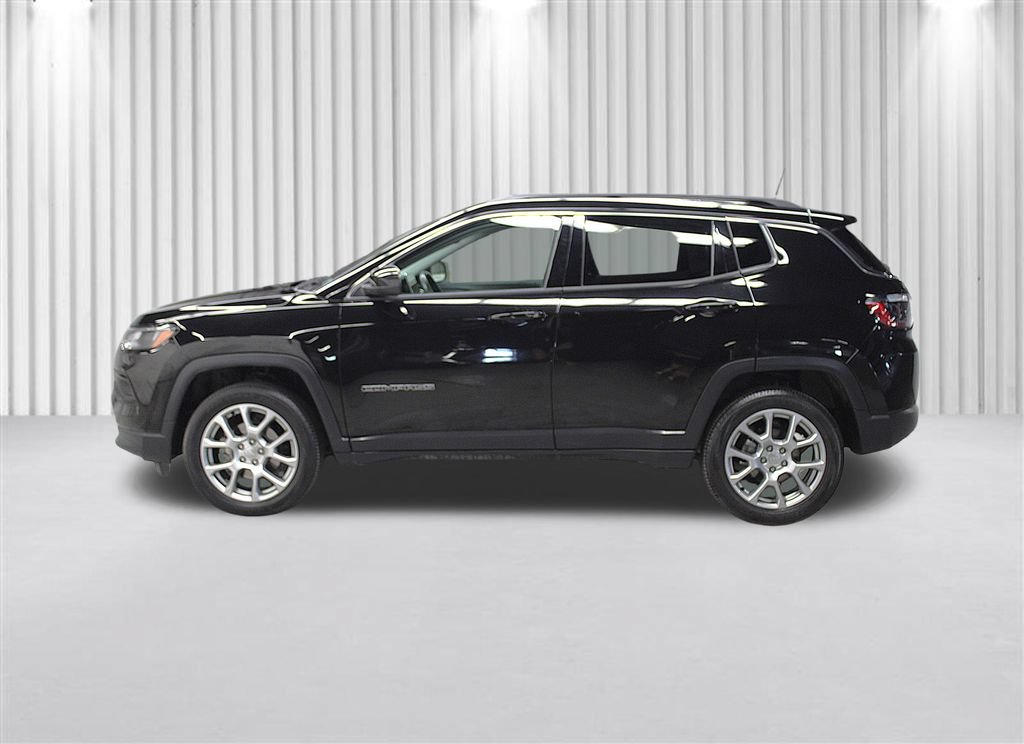 Certified 2022 Jeep Compass Latitude w/ Sun and Sound Group AWD/4WD image 7