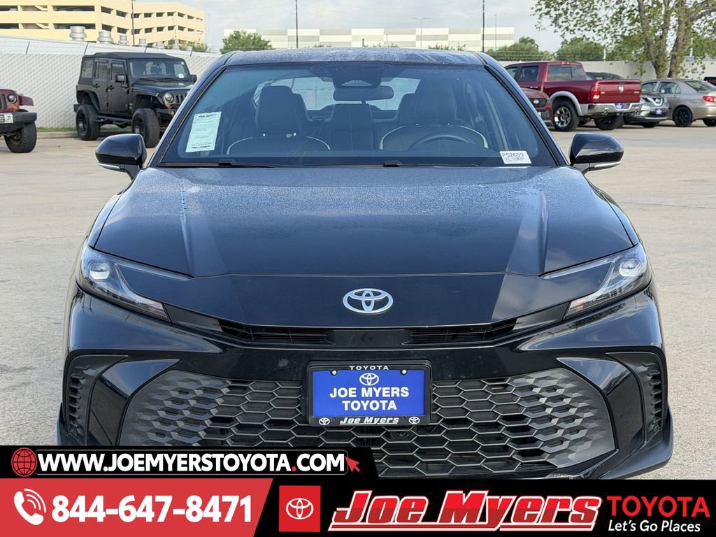 Used 2025 Toyota Camry SE image 3