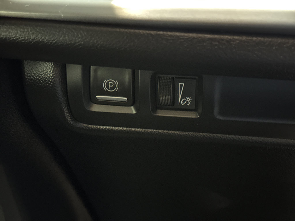 Used 2025 Cadillac XT4 Premium Luxury image 31