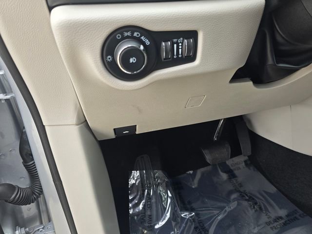 Used 2024 Chrysler Pacifica Touring-L image 27