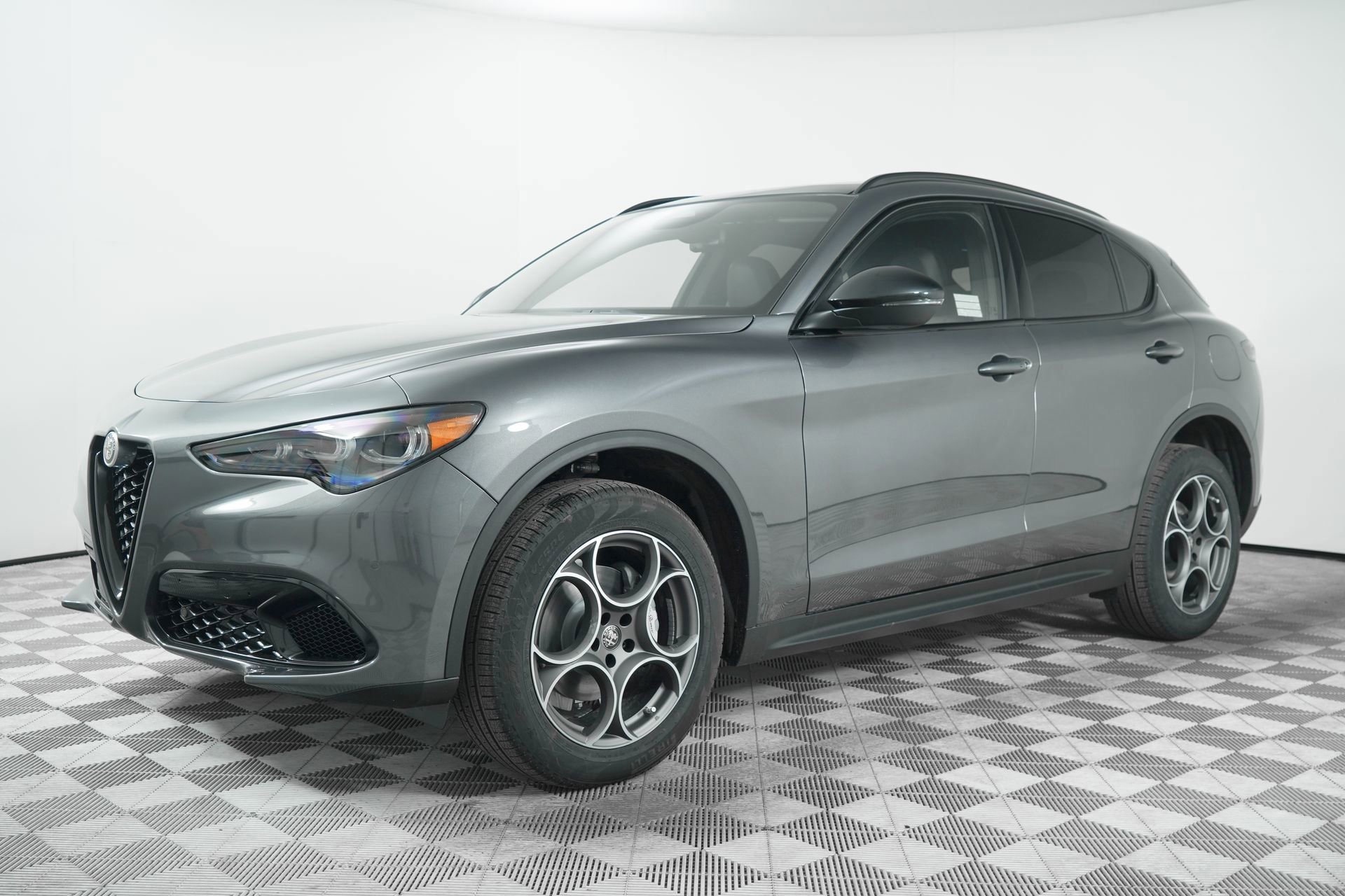 New 2025 Alfa Romeo Stelvio Sprint AWD/4WD image 3