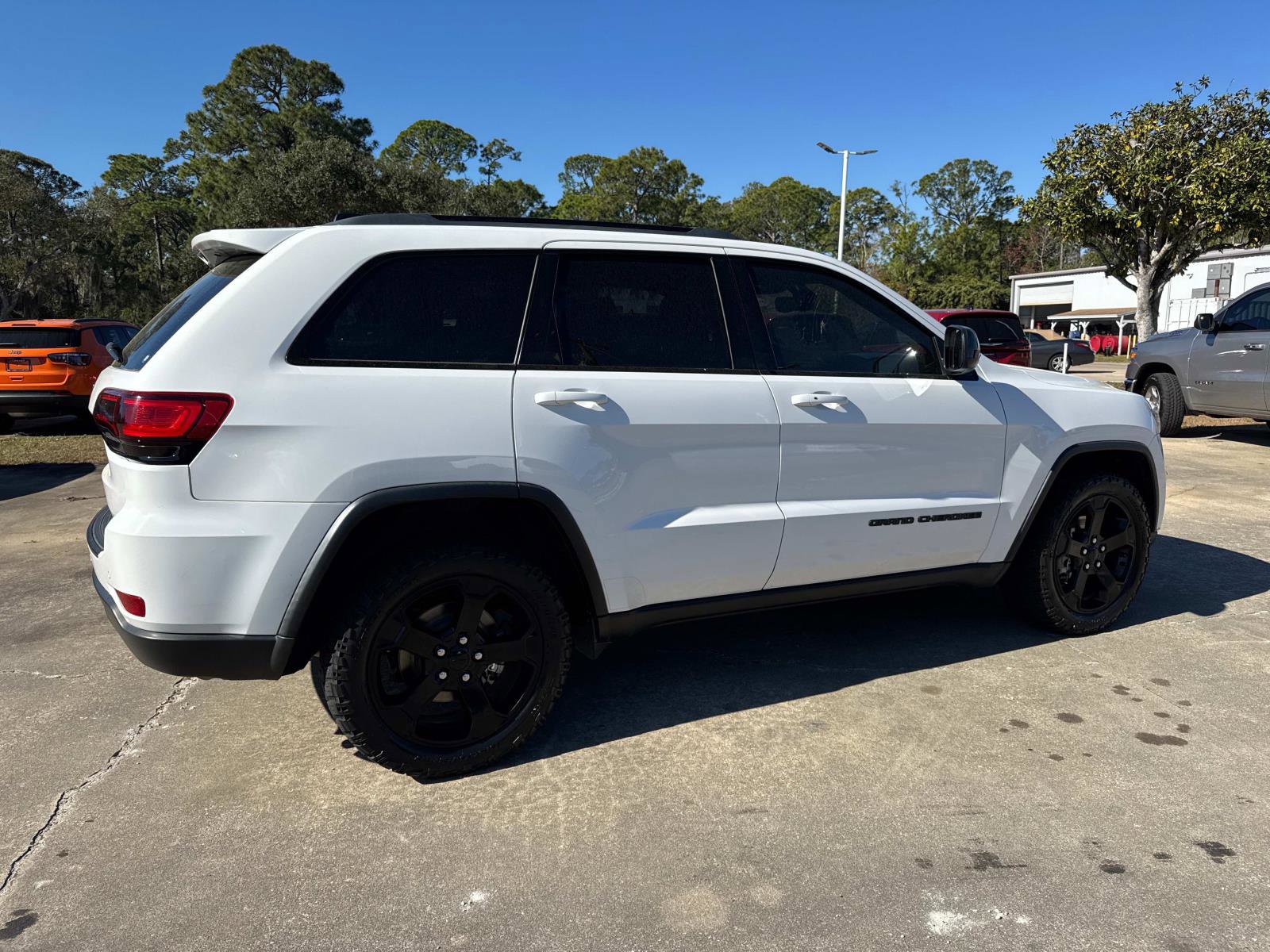 Used 2019 Jeep Grand Cherokee Laredo image 3