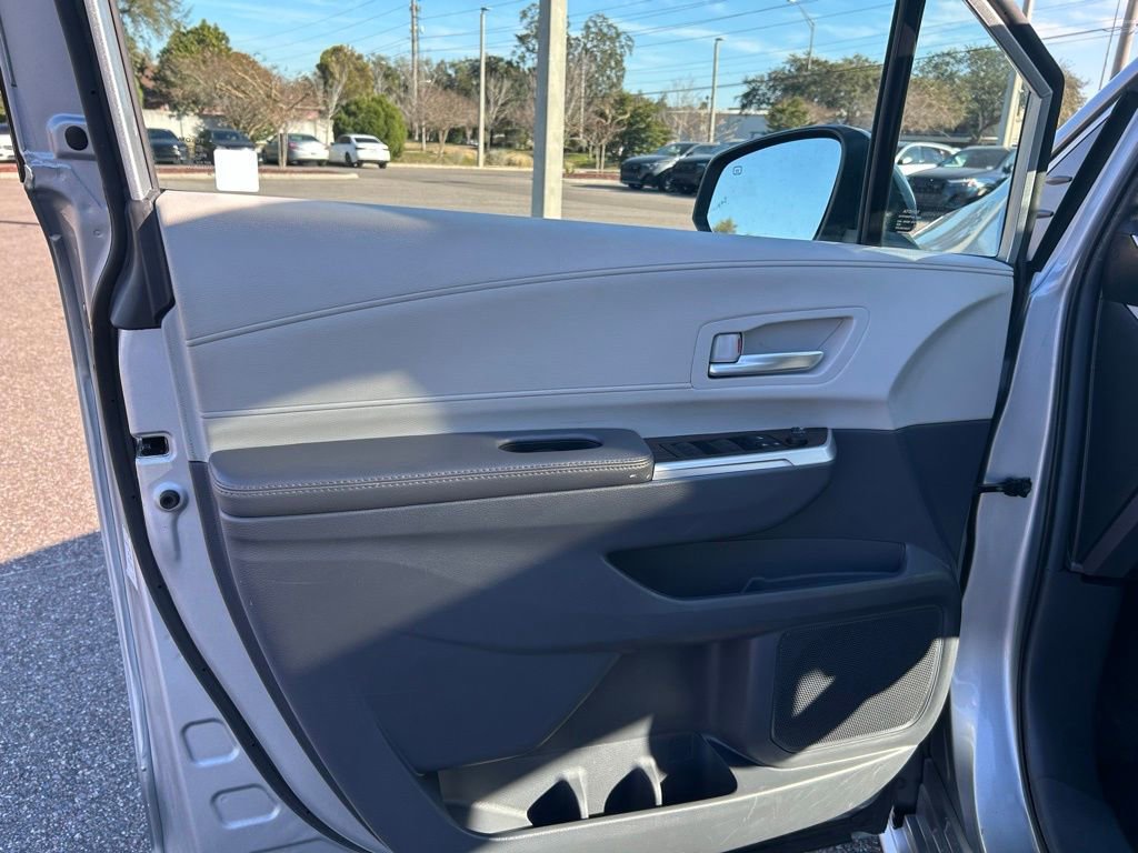 Used 2024 Toyota Sienna XLE FWD image 16