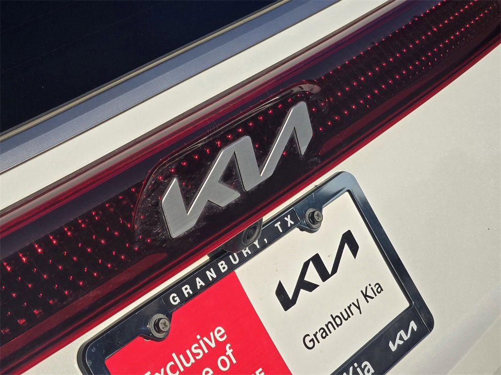 Used 2023 Kia Carnival EX image 8