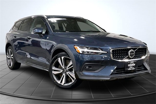 Certified 2025 Volvo V60 B5 Cross Country Plus image 13