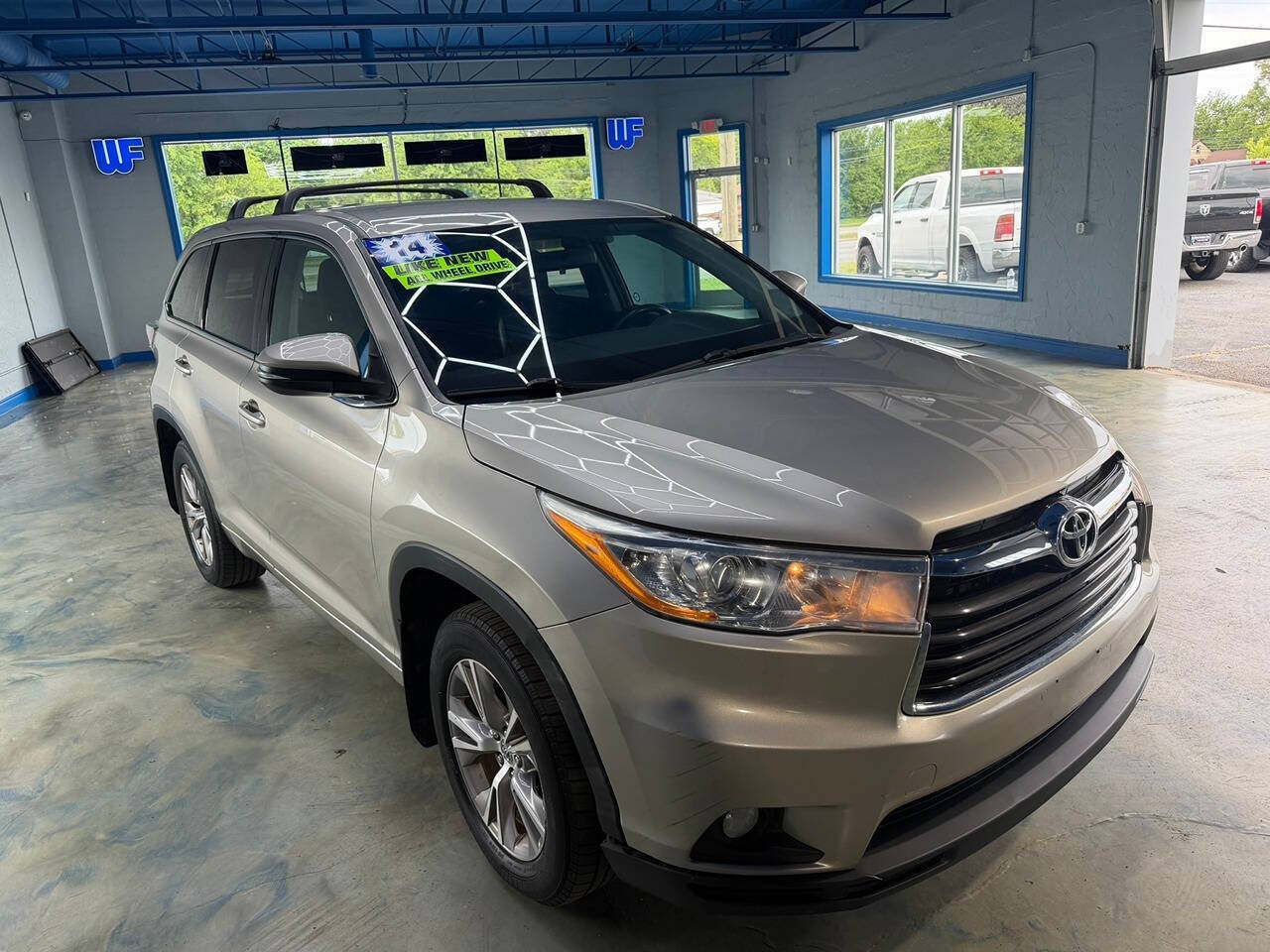 Used 2014 Toyota Highlander LE AWD/4WD image 5