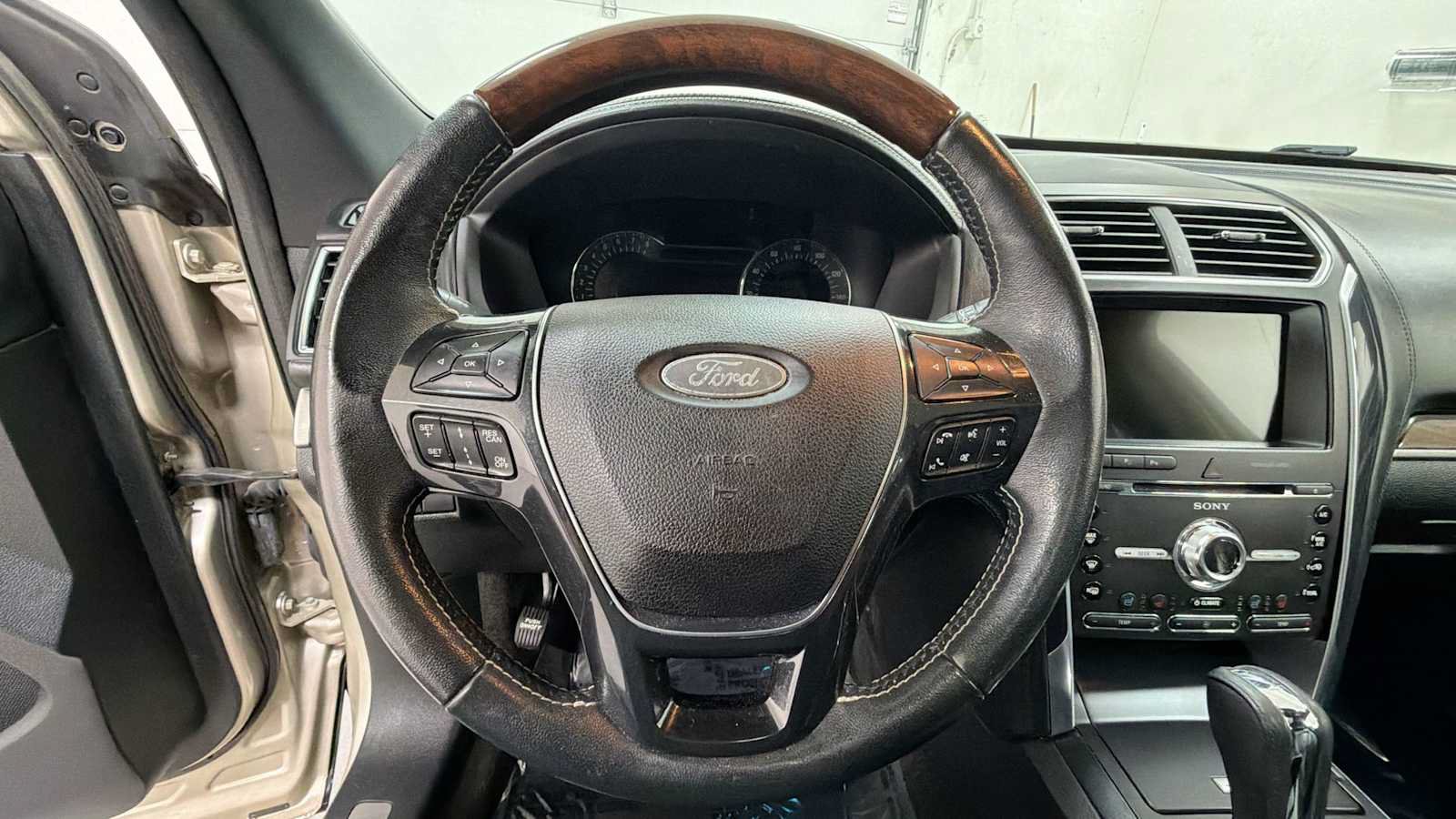 Used 2017 Ford Explorer Platinum AWD/4WD image 16