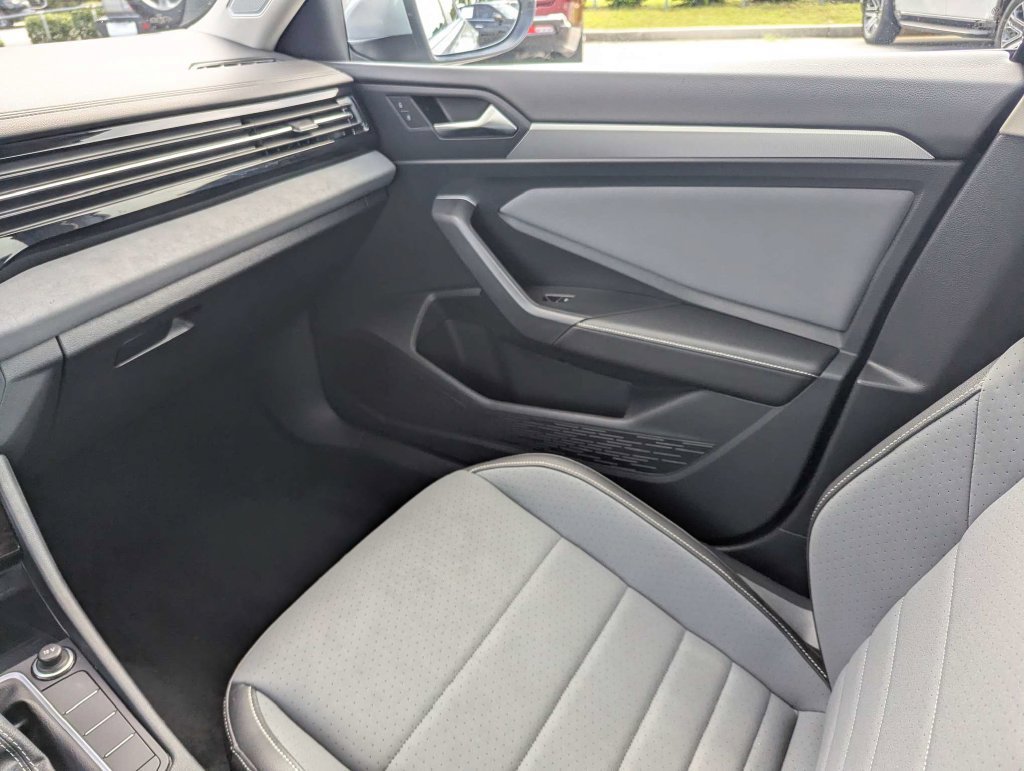 Used 2025 Volkswagen Jetta SE FWD image 15