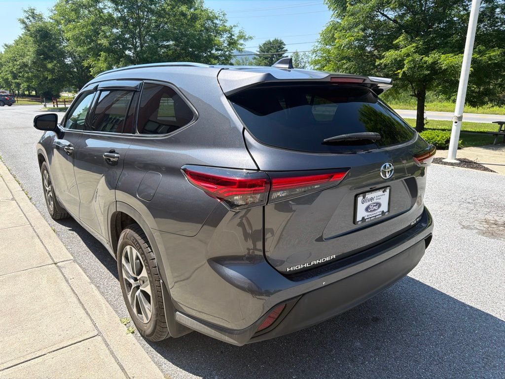 Used 2021 Toyota Highlander XLE AWD/4WD image 5