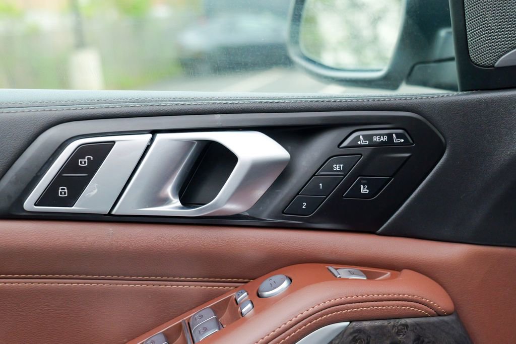 Used 2023 BMW X7 xDrive40i w/ Premium Package AWD/4WD image 17