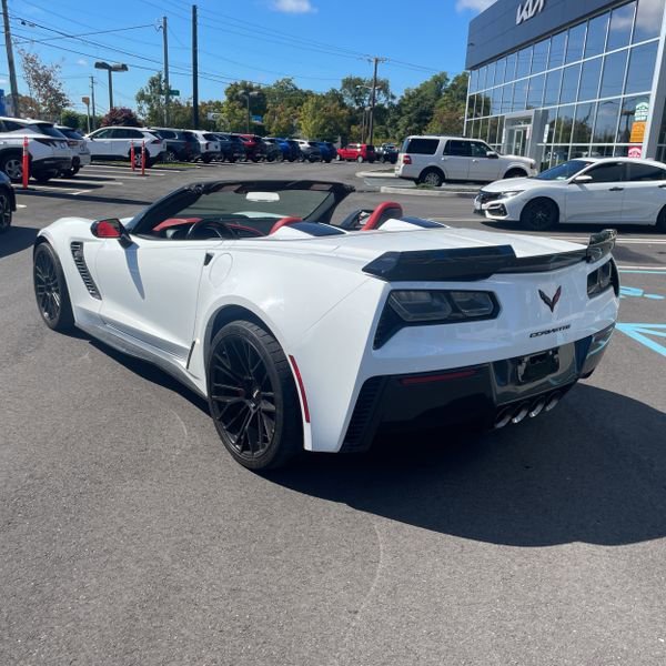 Used 2015 Chevrolet Corvette Z06 w/ 3LZ Preferred Equipment Group image 3