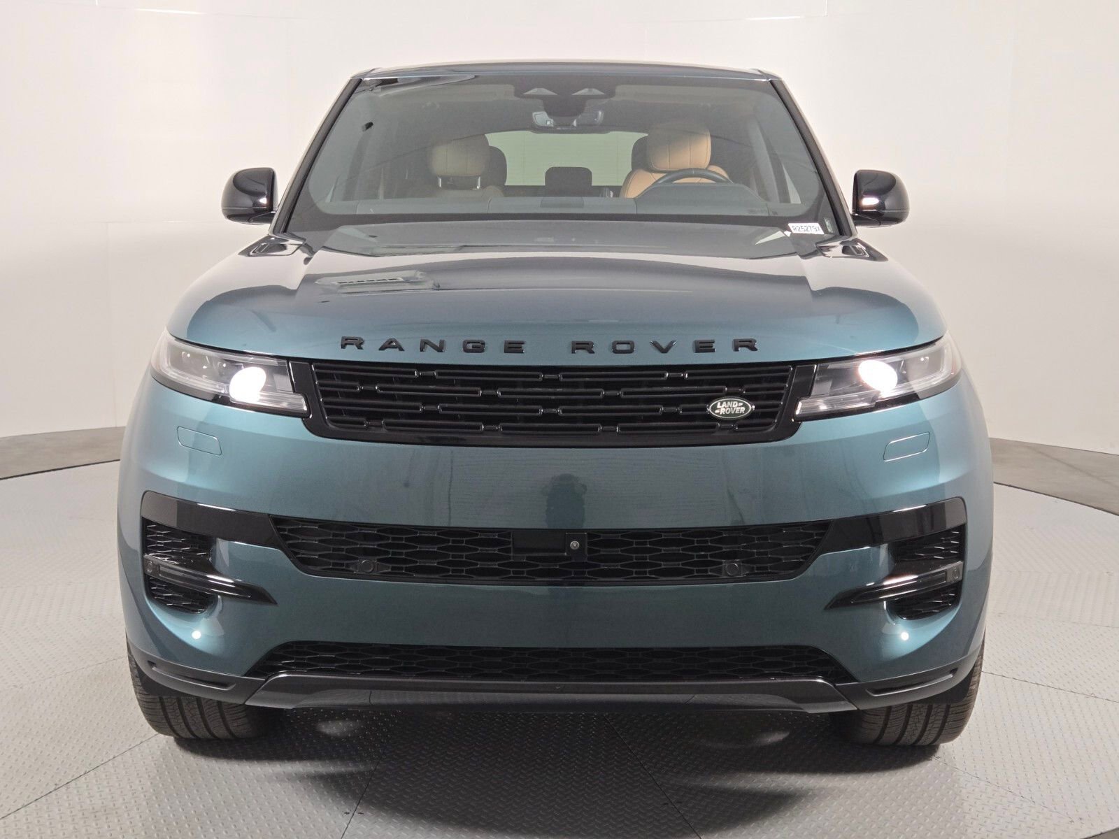 Used 2025 Land Rover Range Rover Sport SE image 2