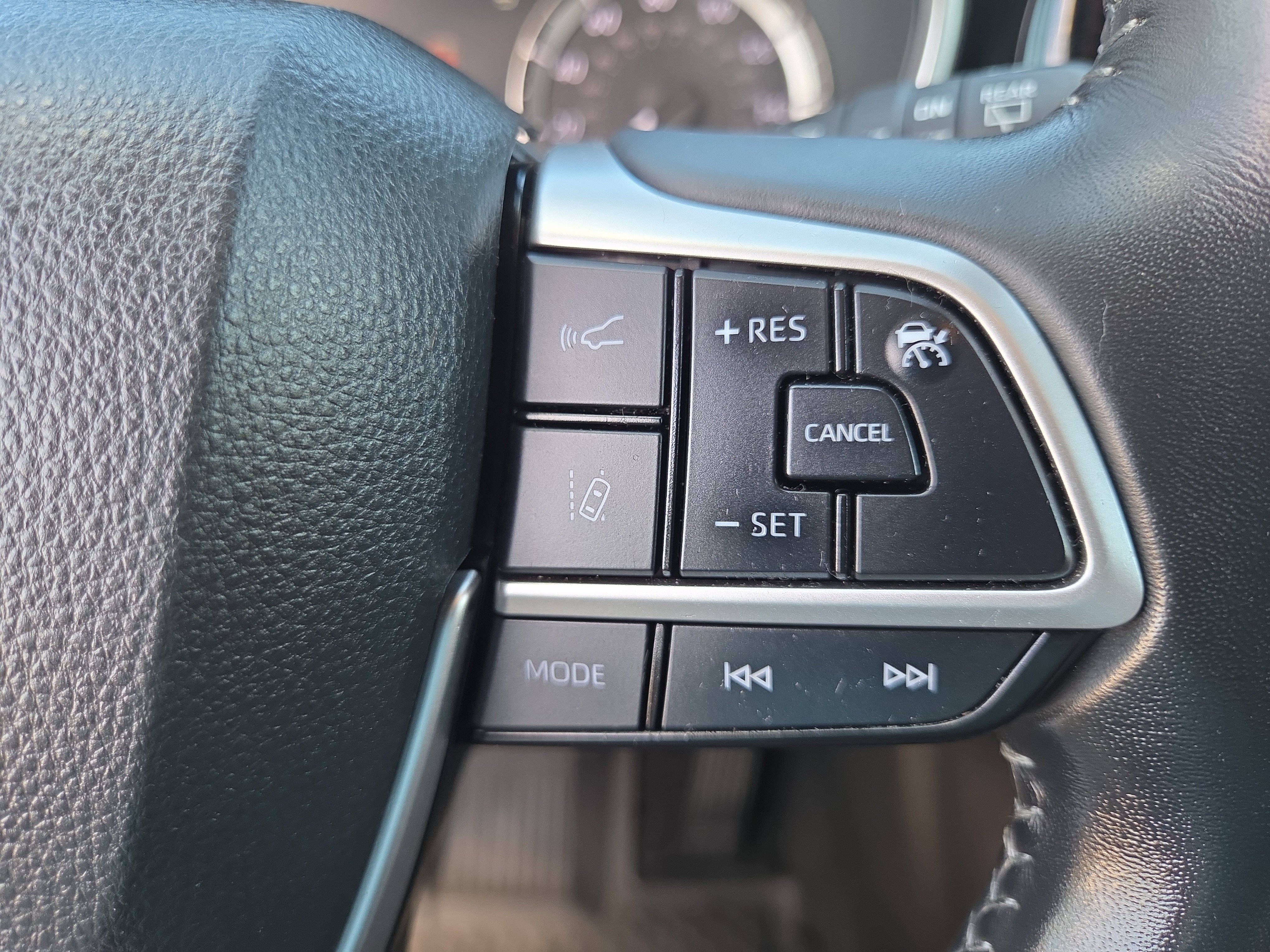 Used 2023 Toyota Highlander XLE AWD/4WD image 25
