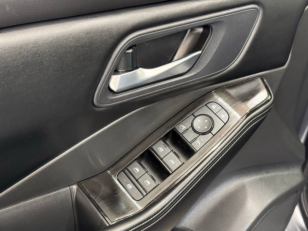 Used 2025 Nissan Rogue SV image 15