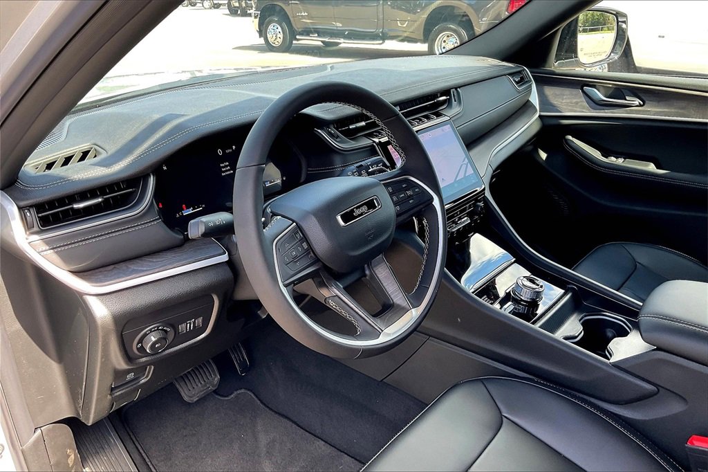 New 2025 Jeep Grand Cherokee Limited w/ Black Appearance Package image 6