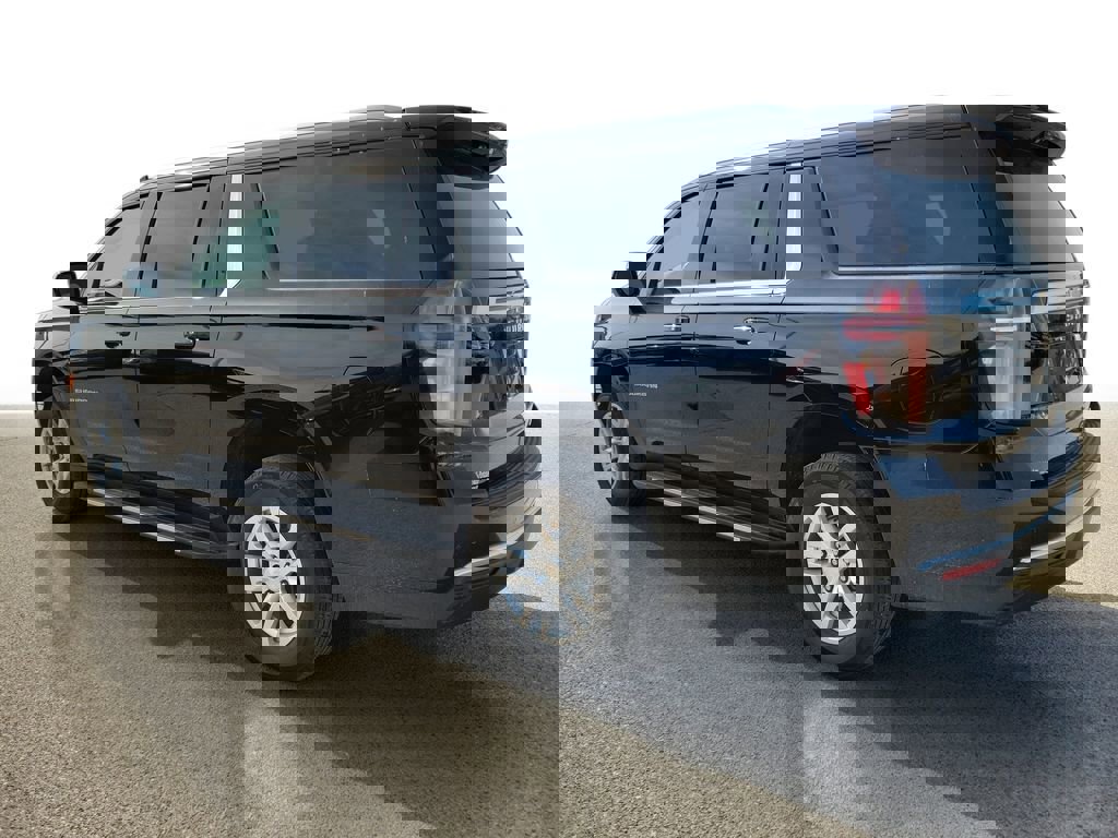 Used 2024 Chevrolet Suburban LT image 3