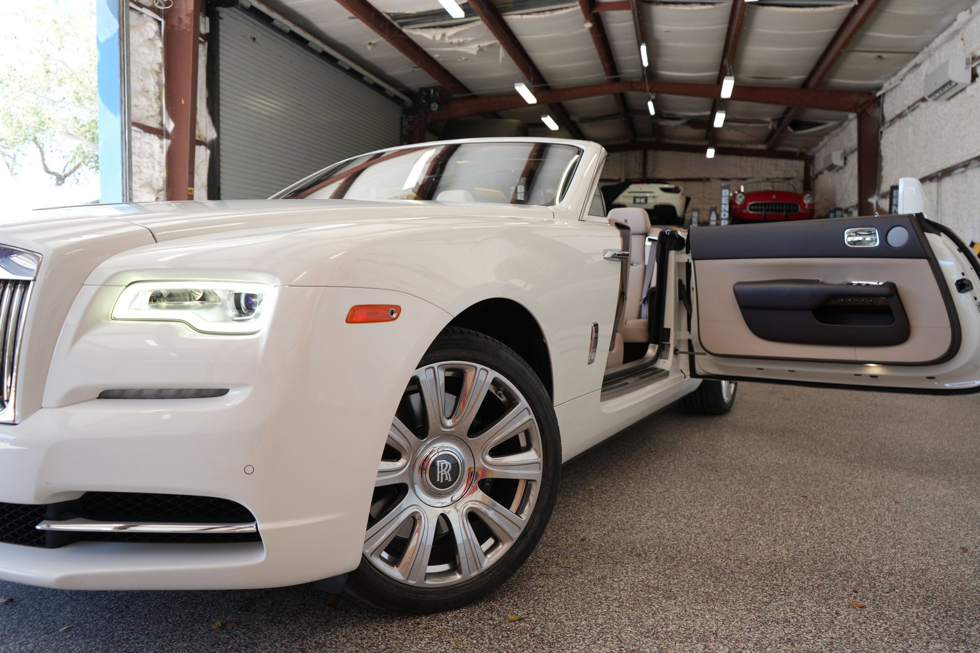 Used 2017 Rolls-Royce Dawn image 29