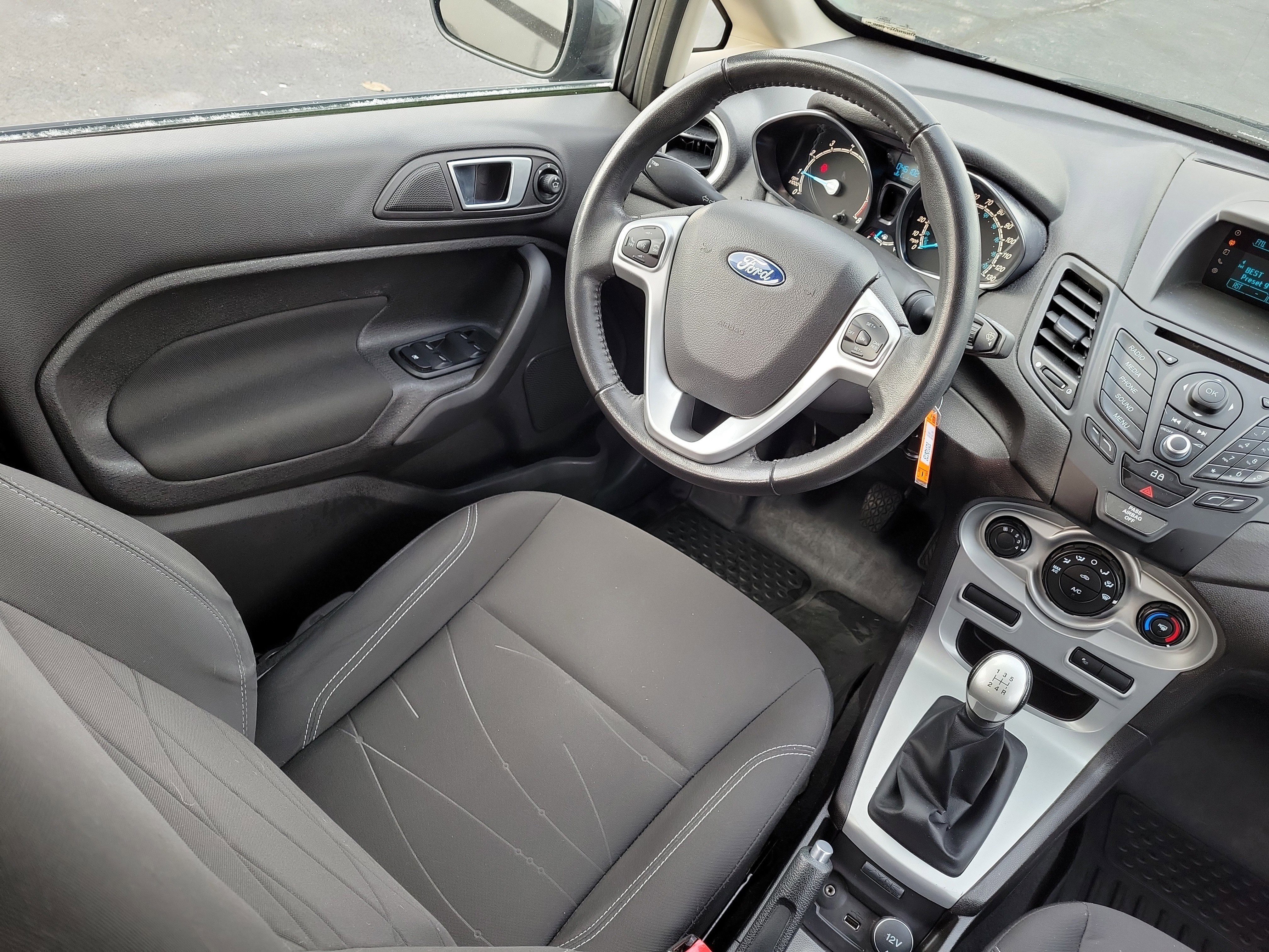 Used 2015 Ford Fiesta SE image 12