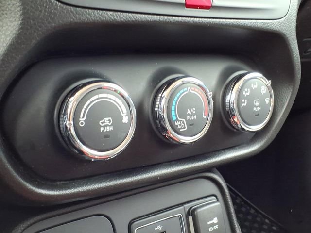 Used 2016 Jeep Renegade Trailhawk AWD/4WD image 24