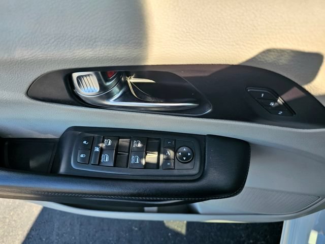 Used 2020 Chrysler Pacifica Limited w/ Tire & Wheel Group FWD image 25