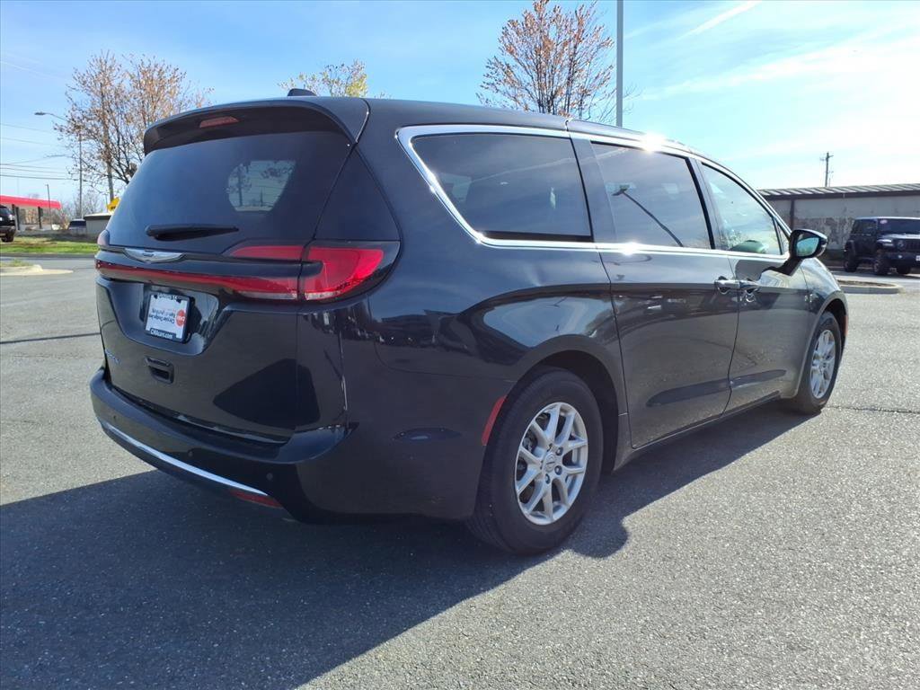 Used 2024 Chrysler Pacifica Touring-L image 4