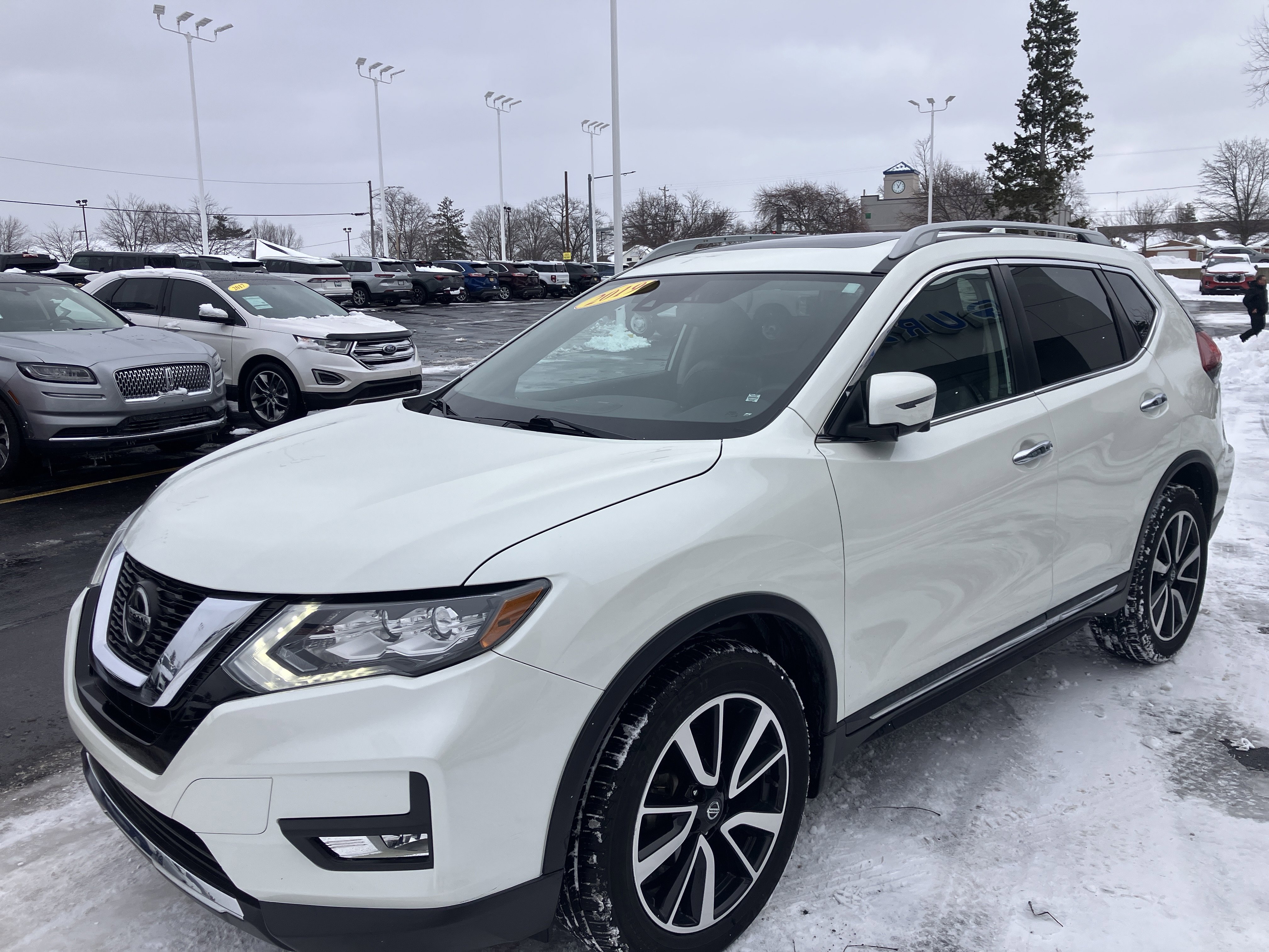 Used 2019 Nissan Rogue SL w/ Premium Package image 3