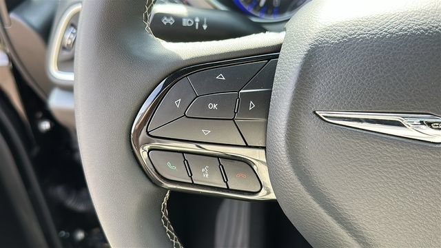 Used 2025 Chrysler Pacifica Limited FWD image 11