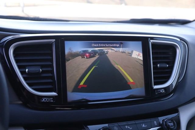 Used 2023 Chrysler Pacifica Touring-L image 19