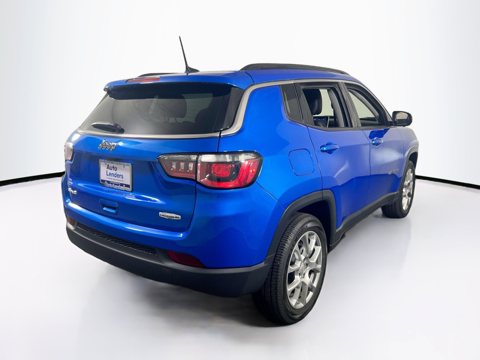 Used 2022 Jeep Compass Latitude w/ Sun and Sound Group AWD/4WD image 5