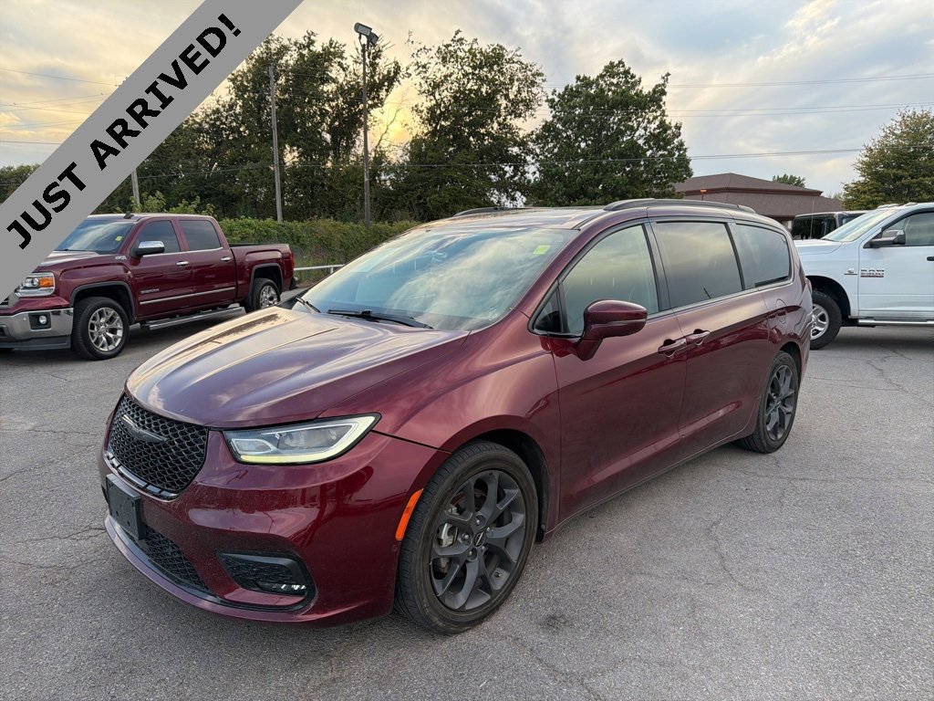 Used 2022 Chrysler Pacifica Limited w/ Uconnect Theater Family Group