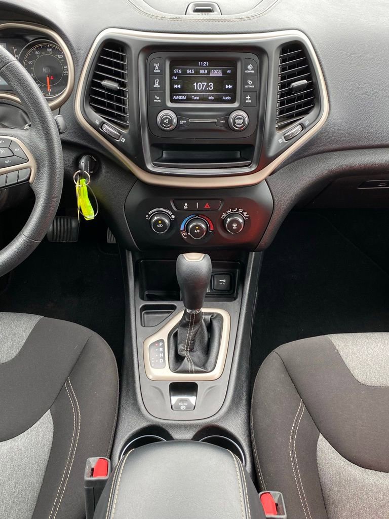 Used 2018 Jeep Cherokee Latitude FWD image 18