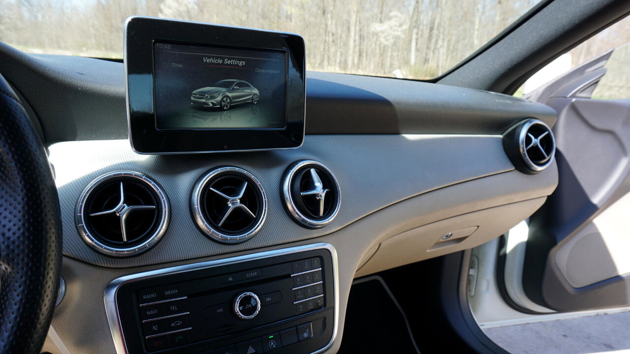 Used 2015 Mercedes-Benz CLA 250 image 16