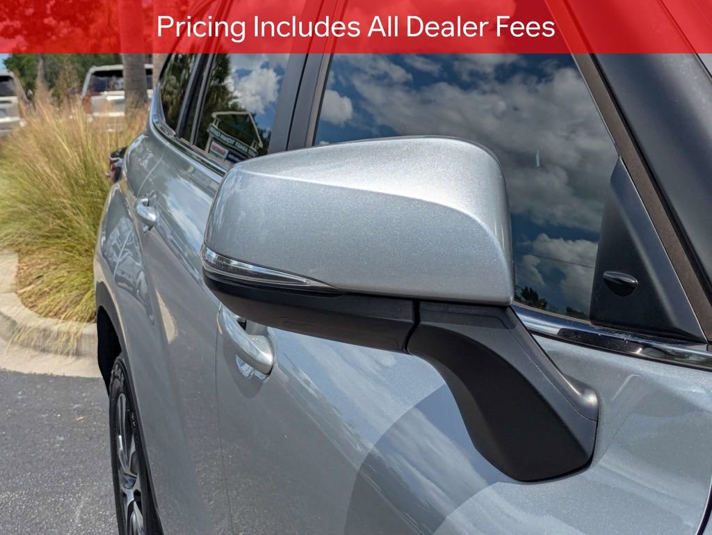 Used 2023 Toyota Highlander XLE FWD image 13