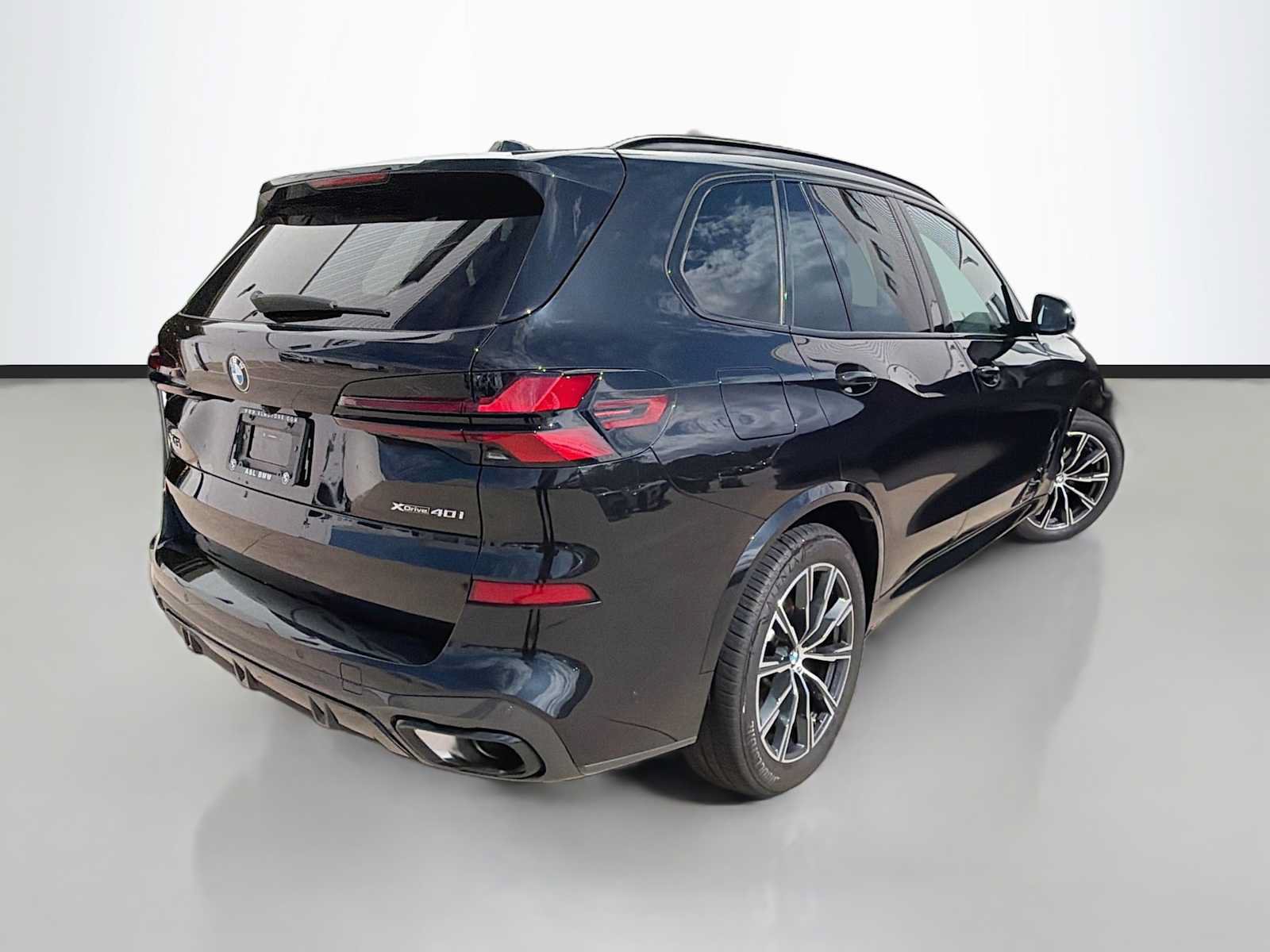 Used 2024 BMW X5 xDrive40i w/ M Sport Package AWD/4WD image 3