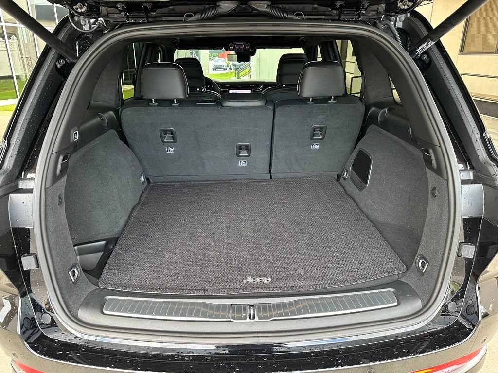 Used 2025 Jeep Grand Cherokee Summit AWD/4WD image 34