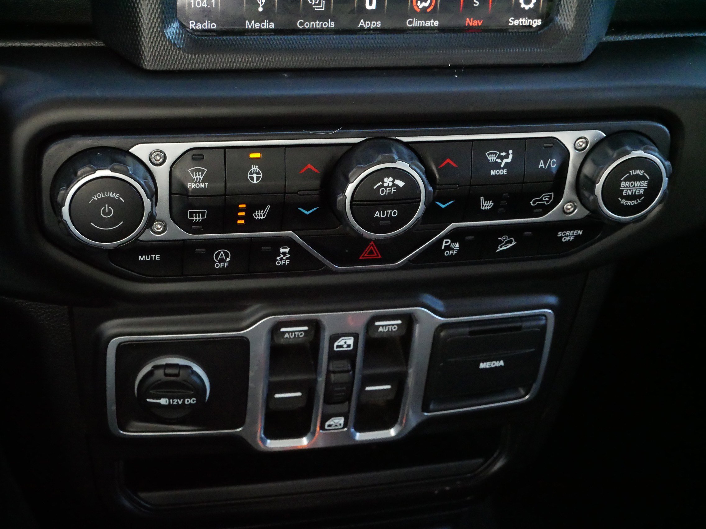 Used 2018 Jeep Wrangler Unlimited Sahara image 23