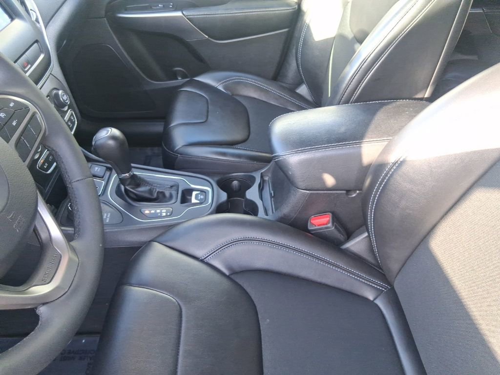 Used 2020 Jeep Cherokee Latitude Plus image 19