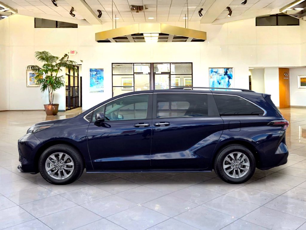 Used 2025 Toyota Sienna XLE FWD image 8
