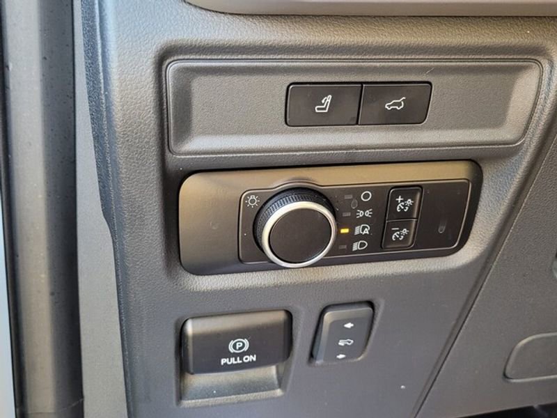 Used 2024 Ford Expedition XLT image 30