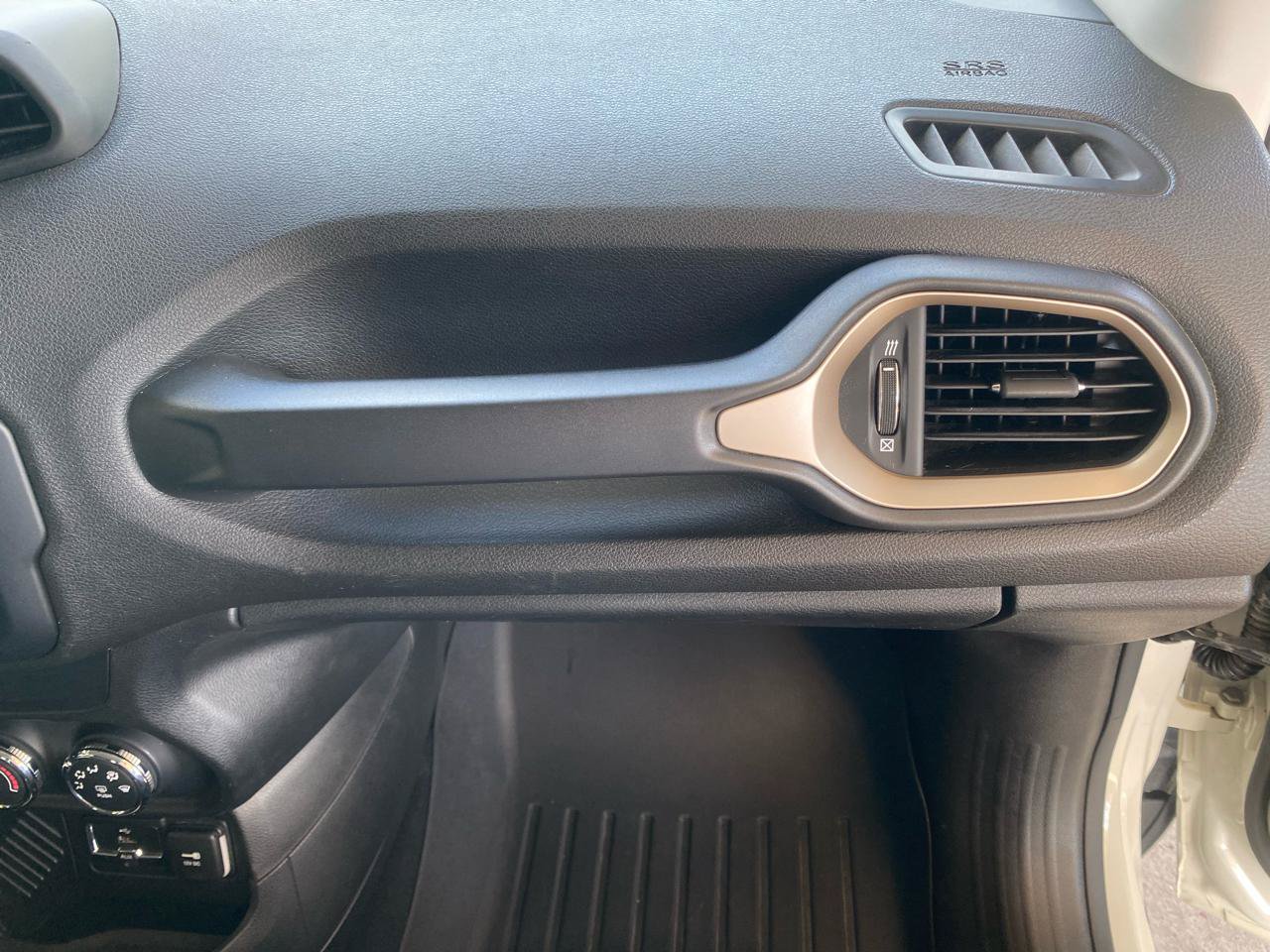Used 2016 Jeep Renegade Latitude FWD image 33