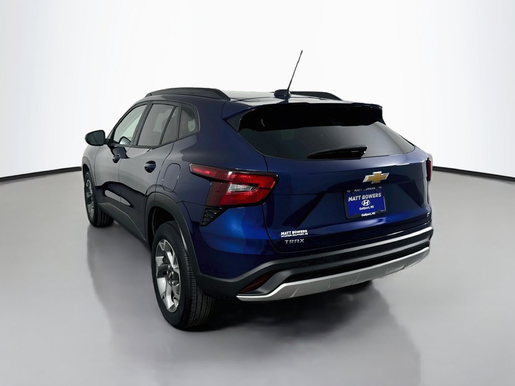 Used 2024 Chevrolet Trax LT w/ LT Convenience Package FWD image 7