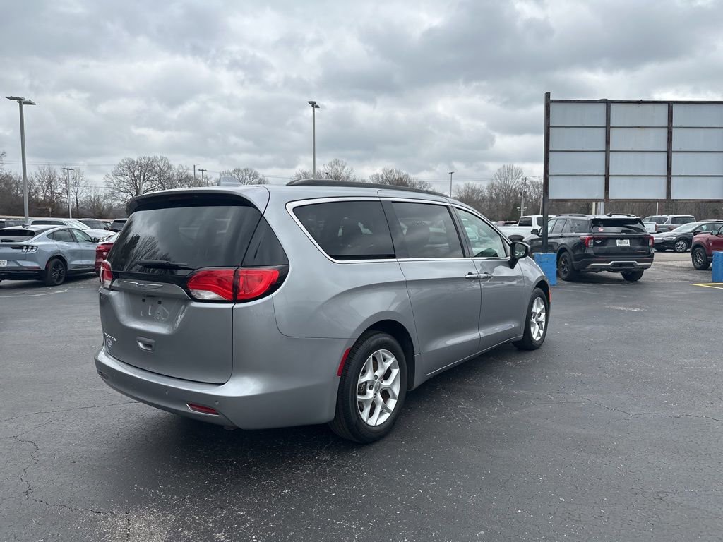 Used 2018 Chrysler Pacifica Touring w/ Tire & Wheel Group image 3