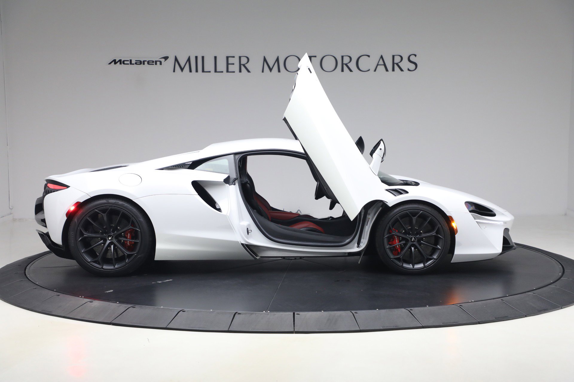 Used 2023 McLaren Artura RWD image 18