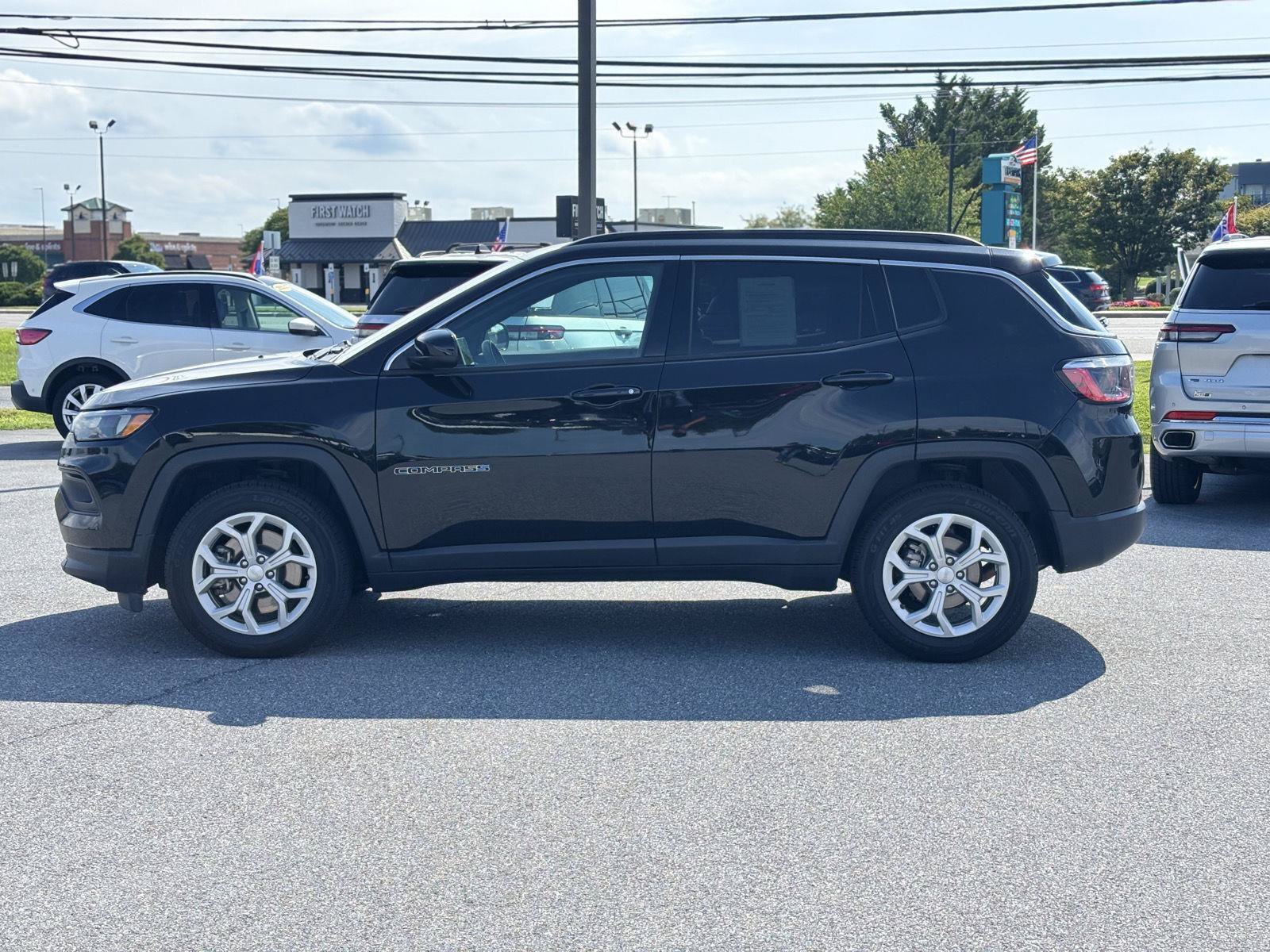 Used 2024 Jeep Compass Latitude AWD/4WD image 3