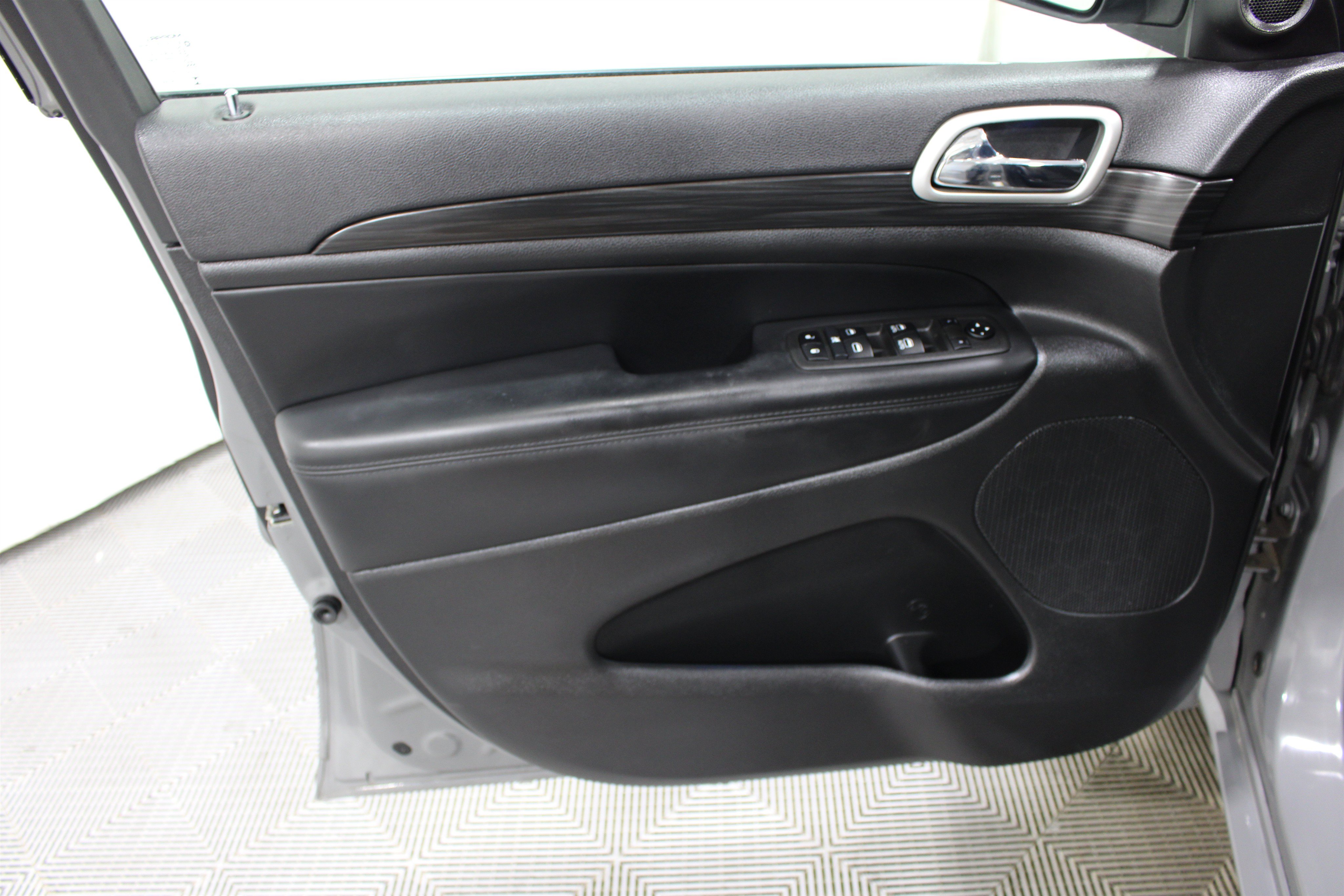Used 2022 Jeep Grand Cherokee Laredo X AWD/4WD image 6