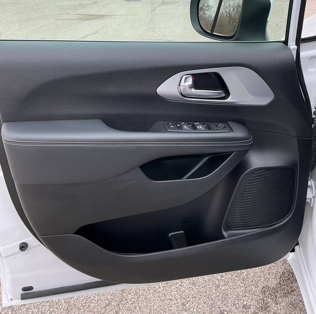 Used 2023 Chrysler Pacifica Touring FWD image 5