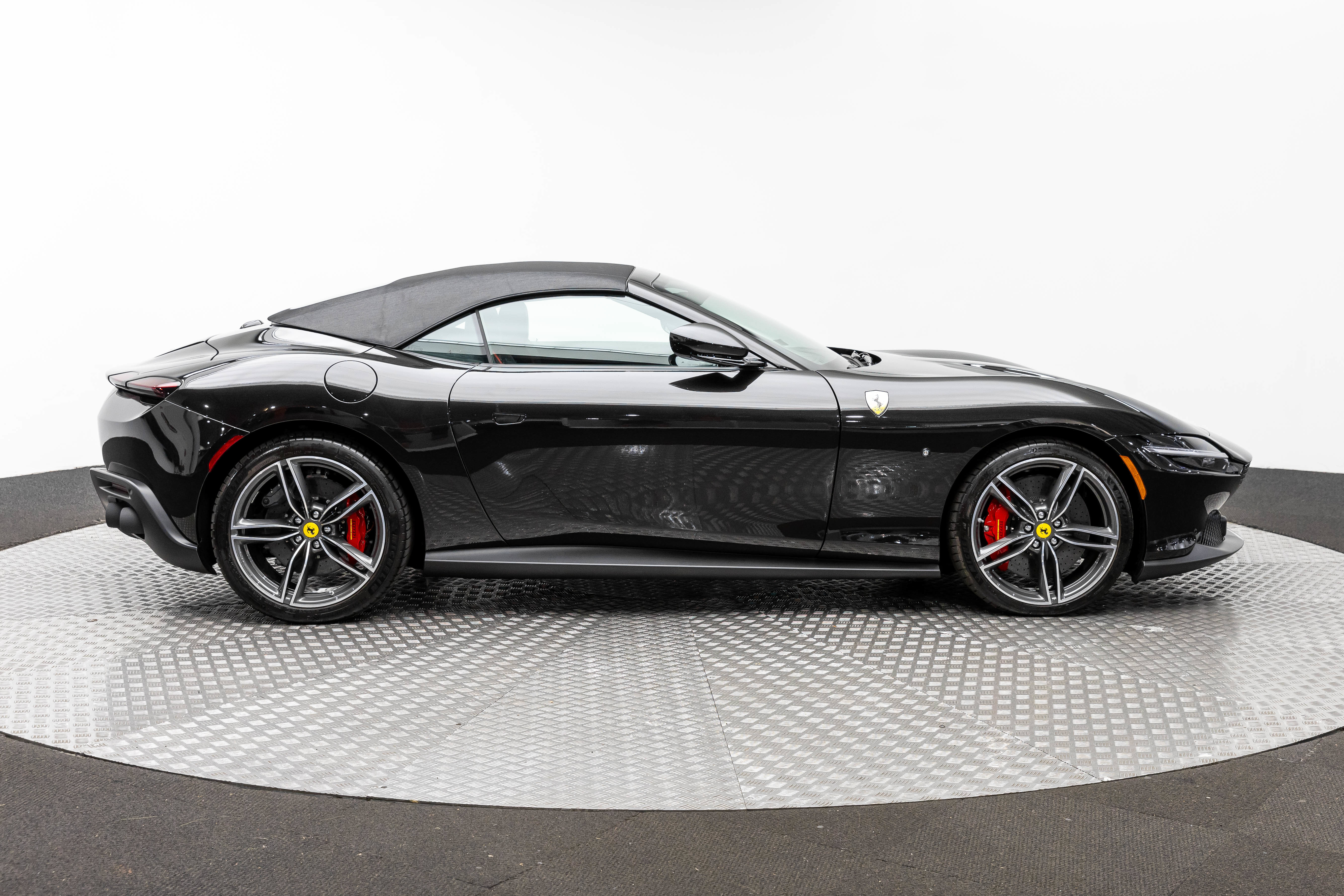Used 2025 Ferrari Roma Spider RWD image 39