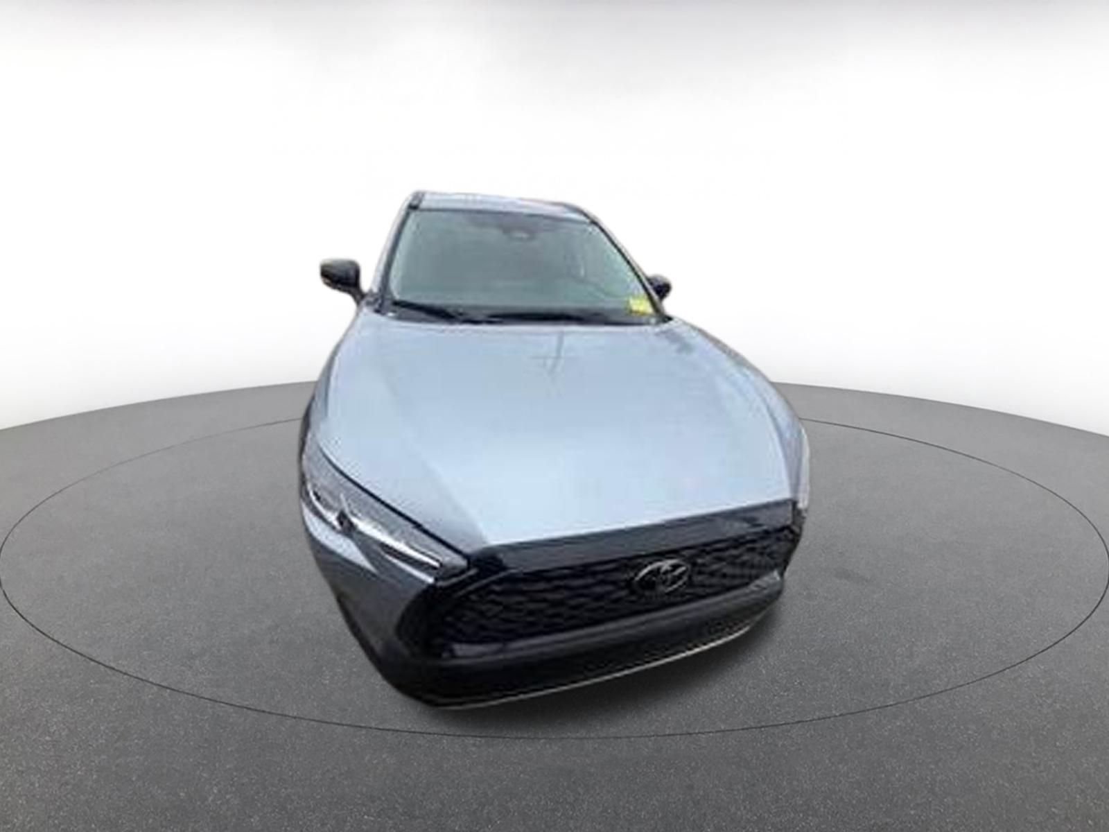 Used 2025 Toyota Corolla Cross LE image 2