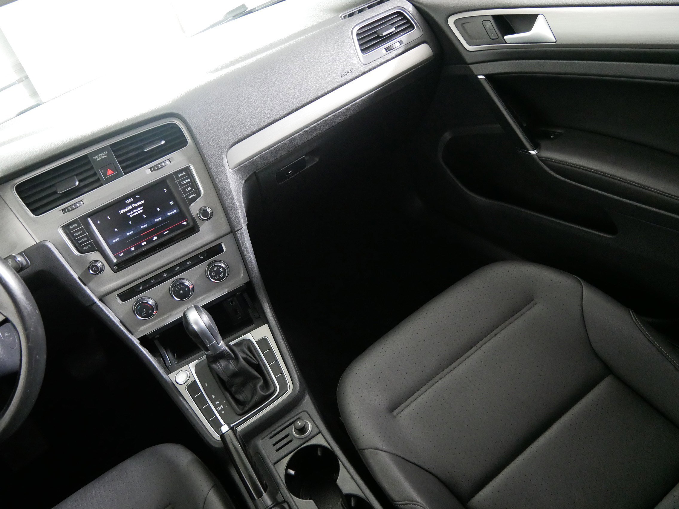 Used 2016 Volkswagen Golf Limited Edition image 11